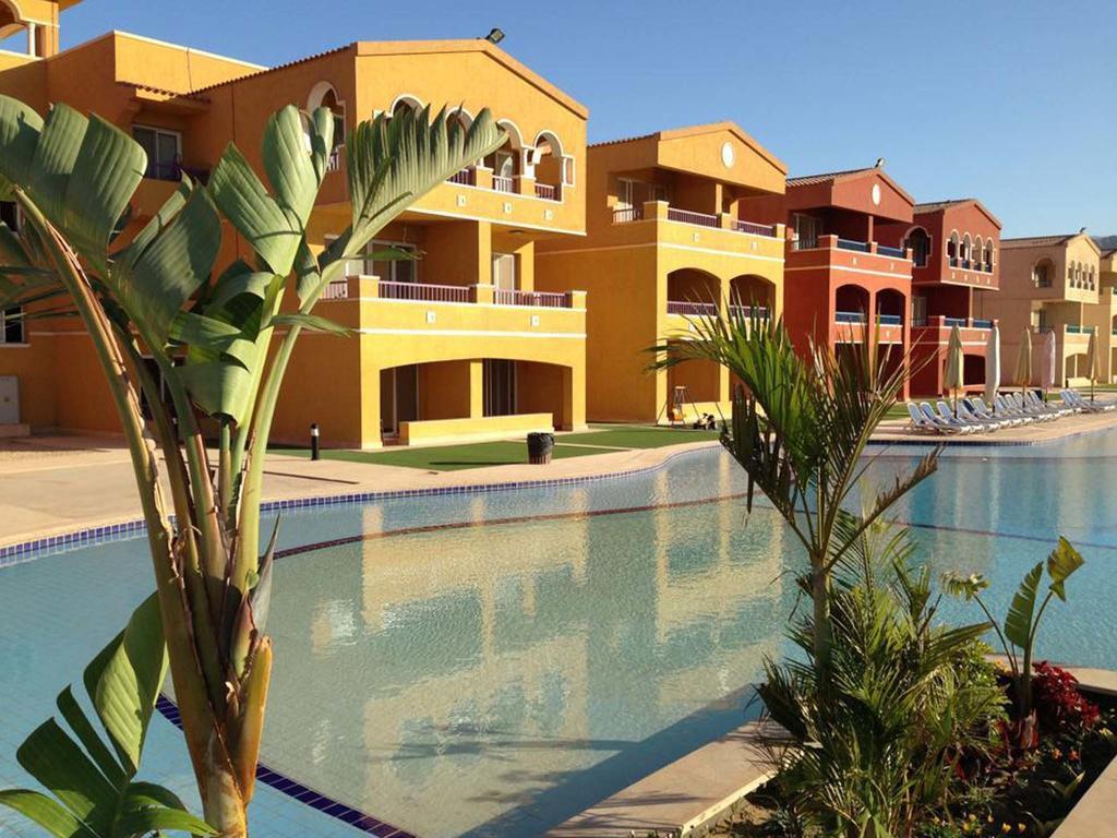 Porto Sokhna Pyramids Apartments Powered By Amer-Group Family Only Ain Sukhna Bagian luar foto